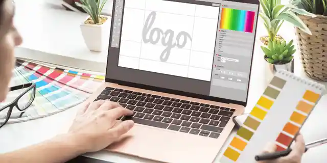 Diseñadora creando un logotipo con una paleta de colores