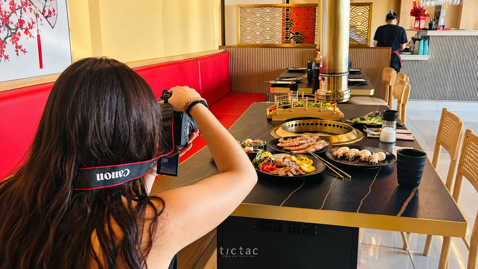 Fotógrafa de TicTac capturando platos en un restaurante