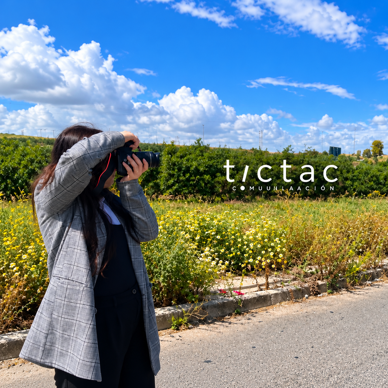 Fotógrafa junto al logo de TicTac