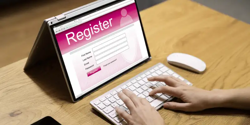 Usuario completando formulario web para registro de lead